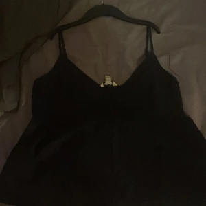 Vero Moda blus  - Jätte söt blus från vero Moda som aldrig har används för att den är för liten vid bysten annars sitter den jätte fint. Skulle säga att den passar L men M också 