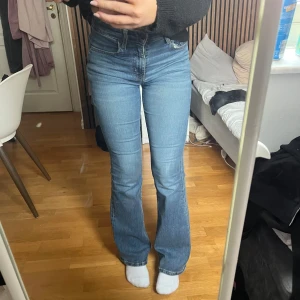 Levis bootcut jeans🌟🌟 - Superfina sköna Levis jeans utan några defekter!   Passar mig som vanligtvis har s/xs och är 167 cm. Väldigt stretchiga! 726 Flare