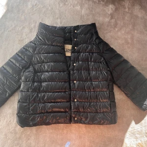 Svart herno jacka trekvarts ärm  - Super skick, inga defekter , köptes för ungefär 6000 ny . 42IT = 38 EU . Men passar forfarande mindre storlekar bra utan att se stor ut 💓