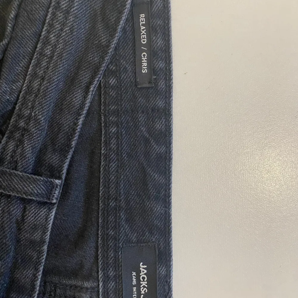 Riktigt feta svarta jeans från Jack&Jones i modellen loose/chris, de är i bra skick utan hål eller någon slags slitning, storlek 30/32, Skriv vid minsta fråga eller fundering . Jeans & Byxor.