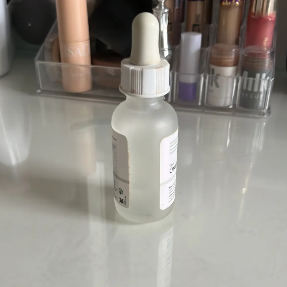 Säljer en flaska The Ordinary Niacinamide 10% + Zinc 1%. Perfekt för att minska porer och jämna ut hudtonen. Flaskan är i frostat glas med en pipett för enkel applicering. Finns ej så mycket kvar därvav pris!!. Skönhet.