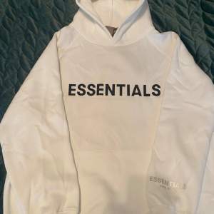 Säljer en helt ny oanvänd Essentials hoodie för den va lite stor på mig för ett riktigt bra pris. Hoodien är lite baggy vilket gör den väldigt bekväm och skön inför kommande vinter. Hade inte tvekat att köpa hoodien om jag vore du. 