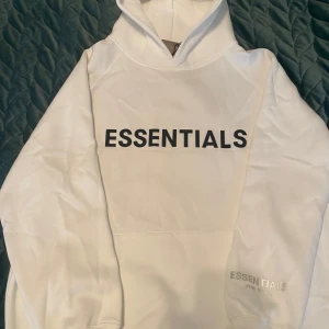 Hoodie - Säljer en helt ny oanvänd Essentials hoodie för den va lite stor på mig för ett riktigt bra pris. Hoodien är lite baggy vilket gör den väldigt bekväm och skön inför kommande vinter. Hade inte tvekat att köpa hoodien om jag vore du. 