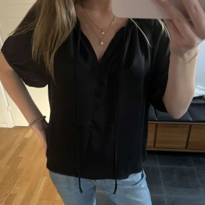 Söt topp - Söt satin topp från hm i storlek M. Knappt använd 
