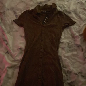 #Boohoo - En oanvänd klänning, den går ner till knäna 