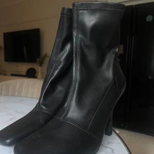 Stövlar - Superfina skor från missguided nypris 400kr. Aldrig använda enbart provade. Klackhöjd 10cm.