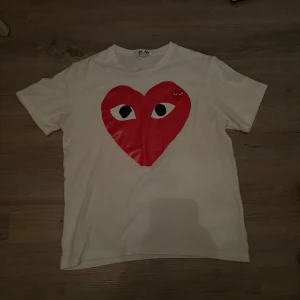 Cdg tshirt  - Storlek L. Bra skick😄 Använd få gånger🦞🙃 skriv bara för mer frågor! Smutsig under arm hålan vet inte om det går bort 