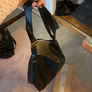 Handväska - Syntetiskt läder. Super kvalite, helt ny men råka beställa två 🥲👜