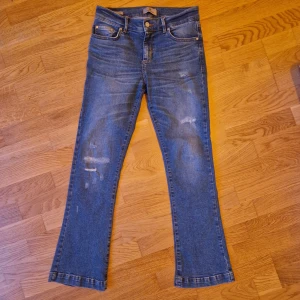 Utsvängda jeans - Säljer mina så fina bootcut ltb jeans med slitningar/revor! Pris kan diskuteras vid snabb affär 💓 (storleken är w28 L32 så skulle säga att de passar S och kanske M)