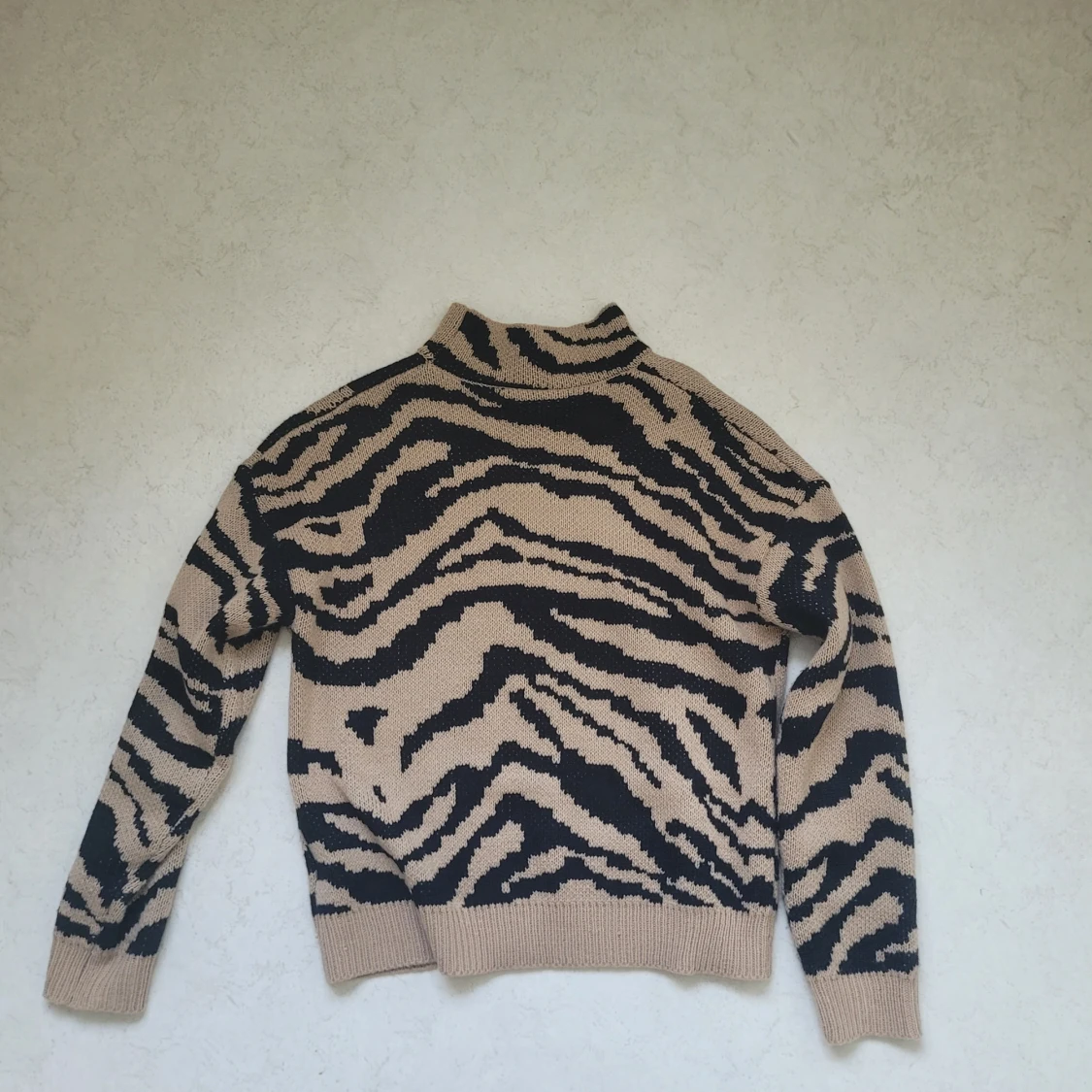 Zebrarandig stickad tröja