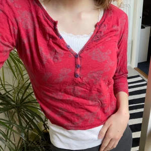 Röd trekvartströja - En assnygg röd trekvartströja ❤️✨ Har knappar där fram, glittersöm och mönster på tyget. Den är i ull, så är varm på vintern. Dock tror jag den har krympt i tvätten? Den sitter fortfarande som en storlek small/36