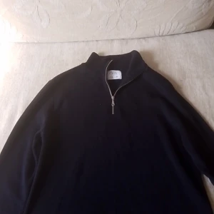 Halvzip - Säljer på grund av att den inne passar mig, skriv om intresserad. Köparen står för frakt.