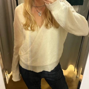 Stickad omlottröja - Sååå himla fin och skön omlottröja💕 Den går att ha åt båda hållen!