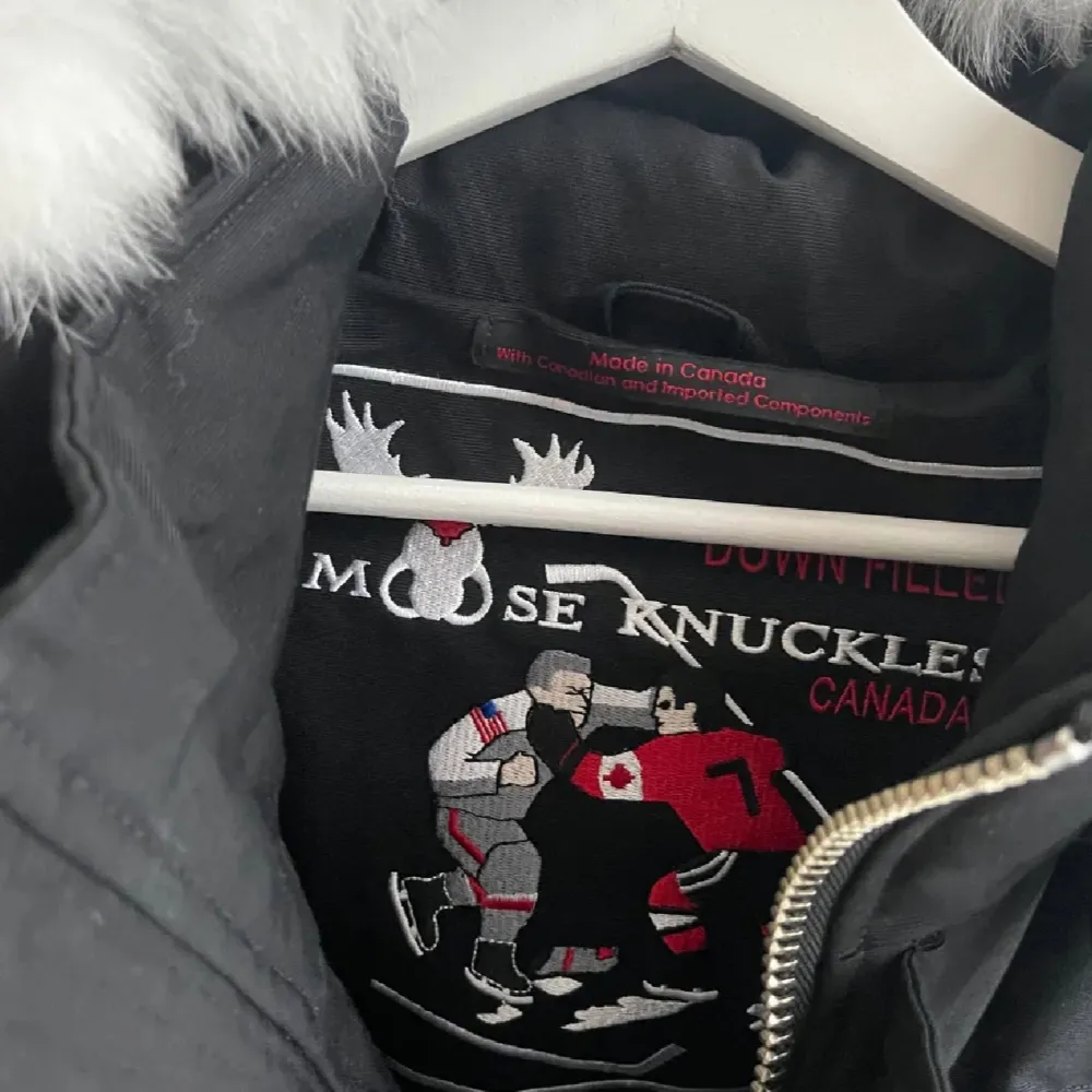 Säljer denna vinterjackan från Moose Knuckles. Använd ett fåtal gånger! Kvitto finns ej men den är äkta och köptes från Johnells i Kista galleria!! Inga täcken på användning!Möts endast upp!!❤️🌺. Jackor.