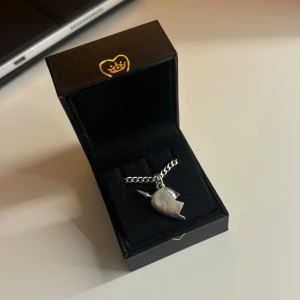 maria Nilsdotter you & me necklace silver  - Säljer den delen med pil där uppe ❤️ längden 50cm ! Allt ingår (box som smycken köptes med) inga defekter och köpt år 2024 💕 om du har fler frågor, hör av dig !! 