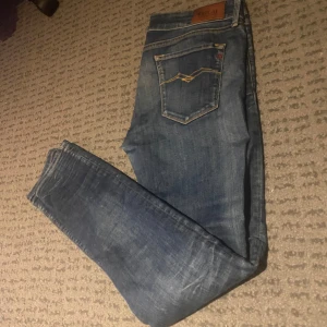 Replay jeans  - Tja ett par replays i gott skick inga defekter sitter perfekt på!  Hör av er vid minsta lilla fundering! St 32 32