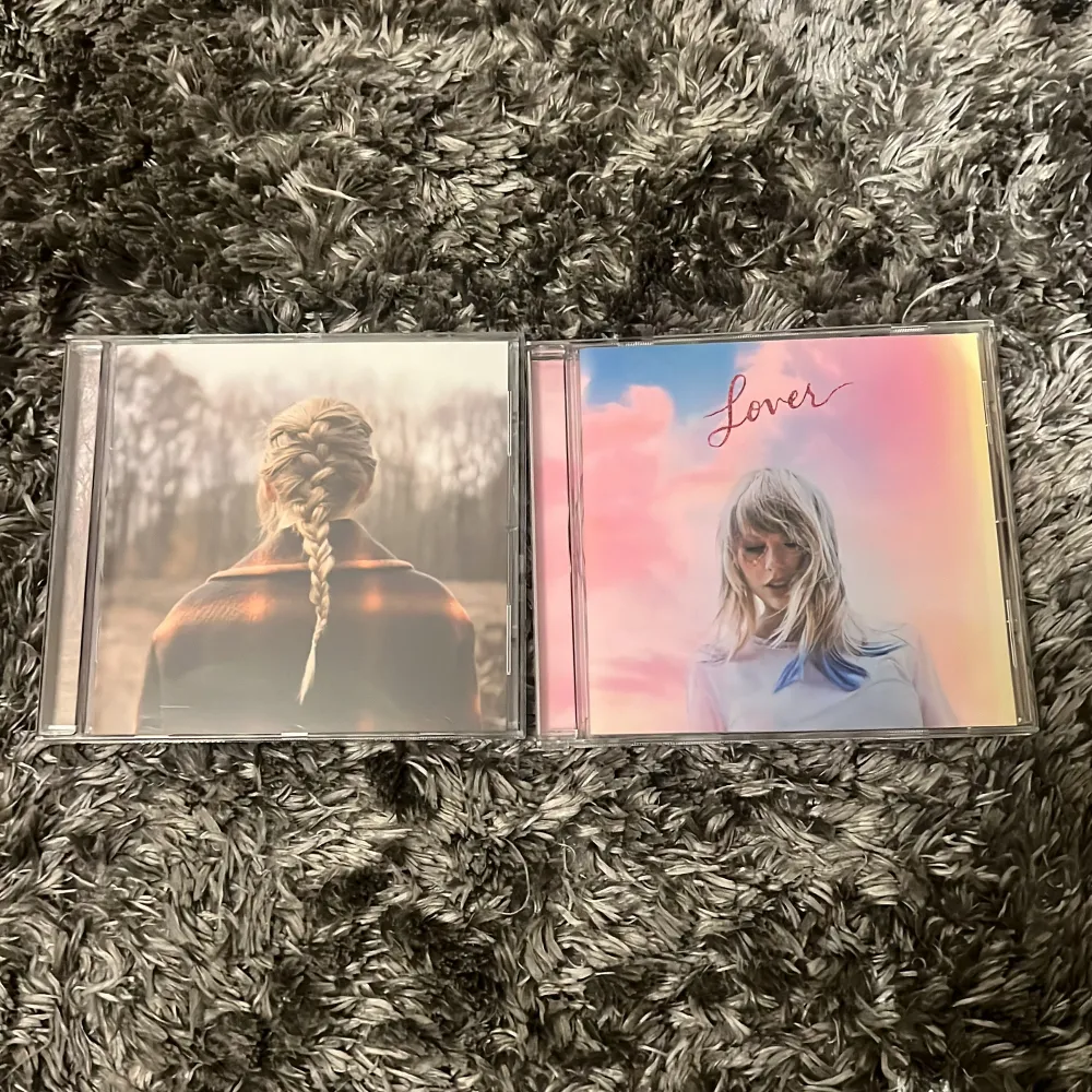 2 Tylor Swift cd-skivor 💿  Albumen Lover och evermore  Säljer endast tillsammans . Övrigt.