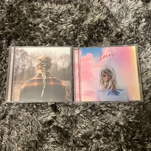 Tylor Swift  - 2 Tylor Swift cd-skivor 💿  Albumen Lover och evermore  Säljer endast tillsammans 