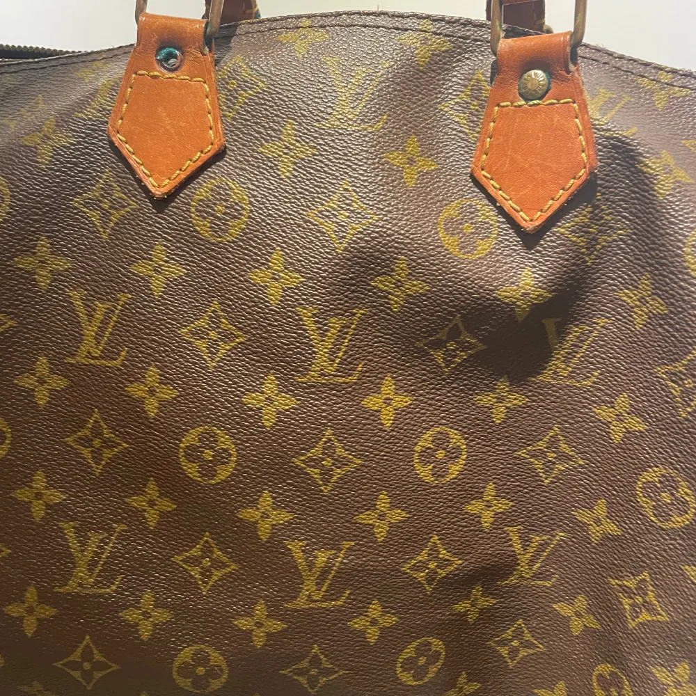 Speedy 30 från Louis Vuitton. Väl använd, dragkedja och knapp är sönder men går att lämna in på lagning.. Laukut & Käsilaukut.