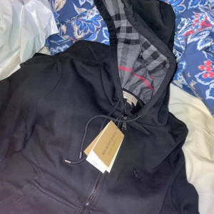 Burberry hoodie svart och röd - Burberry hoodie storlek M