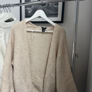 Lindex kofta - Superbra skick, endast använd 2 gånger. Sorlek M-L men passar mig som brukar ha S ❤️