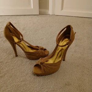 Skor - Bruna högklackade skor som nya st 37