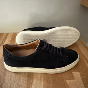 Adaysmarch skor - Storlek 44, mörkblåa från Adaysmarch