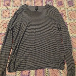 Randig tröja - Radio tröja i storlek M