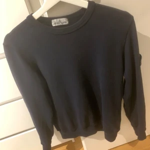 Stone Island sweatshirt  - En snygg stone island sweatshirt i storlek 12 år vilket motsvarar strl 156.  Varan är bra omhändertagen och har inga spår på användning, tröjan är mörkblå!