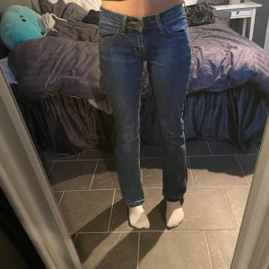 Lågmidjade jeans - Lågmidjade bootcut jeans från Levi’s. Har spruttit upp de i benen så att de har blivit längre (se bild 5). De är i hyfsat bra skick inga hål eller något sådant. Pris kan diskuteras.