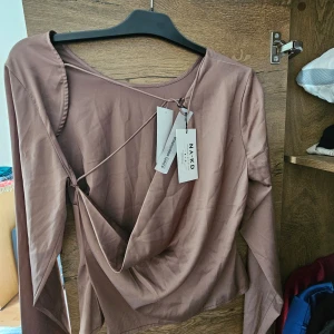 Ny siden topp - Ny siden topp från NKD Kostade runt 450 kr. Säljer då jag fick det i present och har liknande. 