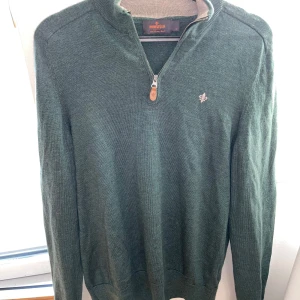 Morris tröja - Säljer denna sjukt snygga Morris tröjan som är i ett superskick! Det är 100% merinoull och färgen är väldigt fin. Strl L i ungdom men passar S. Personen på bild är 168-170cm. Nypris 1599kr /// L&F CLOTHING 👕