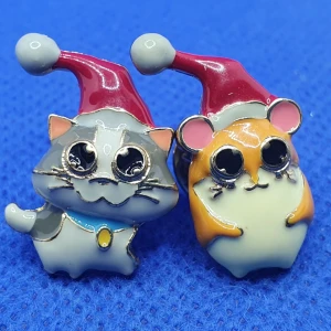 2 Pins - Hamster & Katt jul - 2 Pins hamster & katt i julluva, oanvända. ✨️Titta igenom alla mina upplagda och köp fler saker i bundle för att spara på frakten och få allt du köpt i ett och samma paket✨️