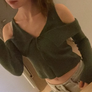 söt stickad zara linne - säljer detta super söta linnet köpt på zara och använts 2 ggr och är nästan som ny. den har knappar där fram där den översta knappen är lite trög men inget som märks (man behöver inte knäppa den). fråga för fler bilder eller frågor. liten i strlk!