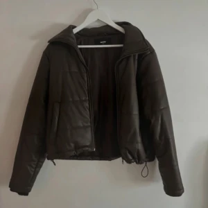 Jacka bikbok - Superfin brun jacka från Bikbok, storlek XS🩷