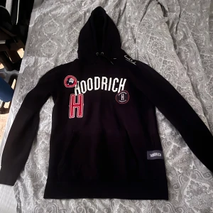 Hoodrich dress (kan köpas separat)  - Byxorna är strl L och sitter bra på mig, 182 cm 70 kg. Tröjan är strl S och sitter även den bra på mig.   Pris tröja: 450 kr (kan diskuteras) Pris byxor: 250 kr Hela dressen: 600 kr