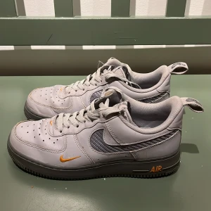 Nike air force 1  - Dem är nästan inte använda, de är i nytt skick. 