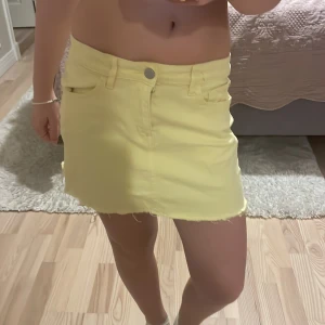 Gul kjol -  Skit snygg somrig gul kjol från Lindex fast omgjord av mig!💛💛 Hör av er vid frågor och funderingar!