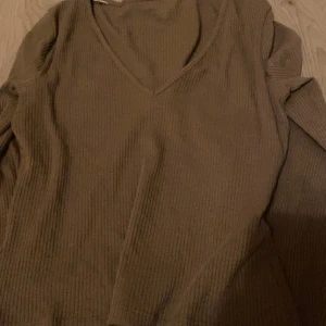 Tröja  - Ett tunnare material men endå ett skönt material s