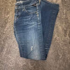 Säljer nu ett par riktigt feta replay jeans med lite slitningar . Storlek 28 32 sitter nåt lite större Nypris 1500 MIT pris 550