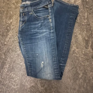 Replay jeans  - Säljer nu ett par riktigt feta replay jeans med lite slitningar . Storlek 28 32 sitter nåt lite större Nypris 1500 MIT pris 550