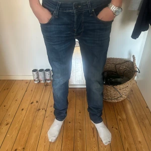 Jack&Jones - Säljer nu dessa snygga Jack&Jones jeans till ett riktigt bra pris! Nypris på dessa jeans är 899 och mitt pris är 649 men pris kan diskuteras vid snabb. Jeansen är typ helt  nya då de knappt är Använda. Storleken är 30/34 och dom är slimfit. 