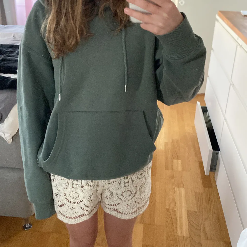 Välanvänd hoodie som inte har några defekter och är jätteskön!💗💗. Hoodies.