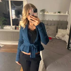 Kofta med knytning  - Jättefin kofta från HM i stl S. Köpt på sellpy och har lappen kvar, köpt därifrån som nyskick💕