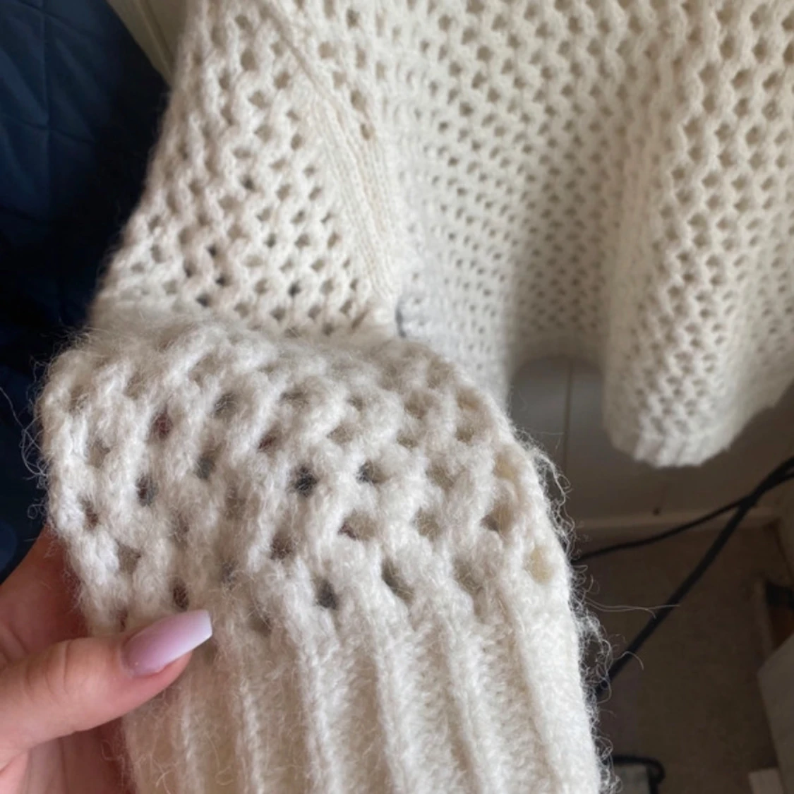 Vit stickad tröja med hål i - 90