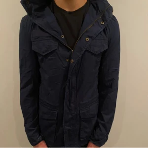 Field jacket - En snygg Field jacket, köpte den på plick men den var alldeles för stor. Den har tunt foder. Killen på bilden är 168, kontakta mig vid frågor!  Mvh Manne 🙌