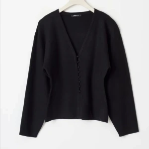 shaped knitted cardigan - säljer i xs, använd en gång. snälla ge inte orealistiska bud 