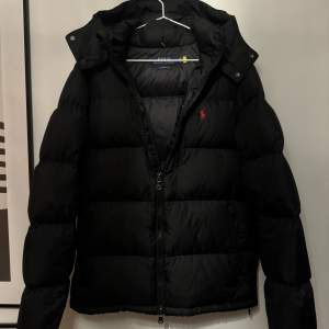 Säljer nu denna feta Polo Ralph Lauren ”The Gorham Down Jacket” // Modell: 185cm // Skick 10/10, använd under en vinter, Kvitto finns (Digitalt). Nypris 5495kr, Pris kan diskuteras. 👍