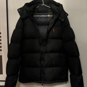 Polo Ralph Lauren Jacka - Säljer nu denna feta Polo Ralph Lauren ”The Gorham Down Jacket” // Modell: 185cm // Skick 10/10, använd under en vinter, Kvitto finns (Digitalt). Nypris 5495kr, Pris kan diskuteras. 👍
