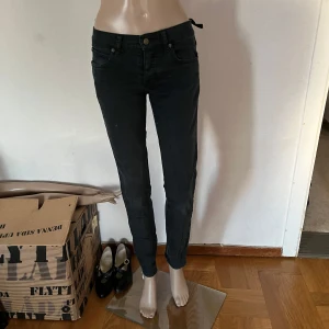 Svarta cheap monday w27 - Bälteshållare trasig. Välanvända men inte trasiga.